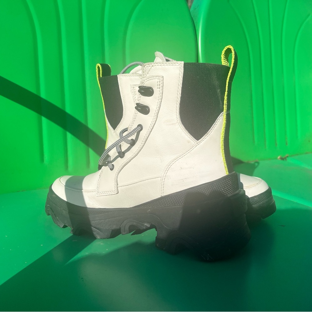 Sorel Women’s White Boots Size 7